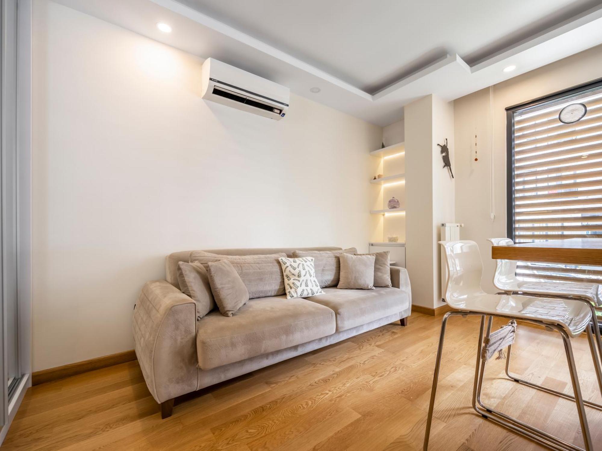Modern Cozy Duplex In Great Location Center