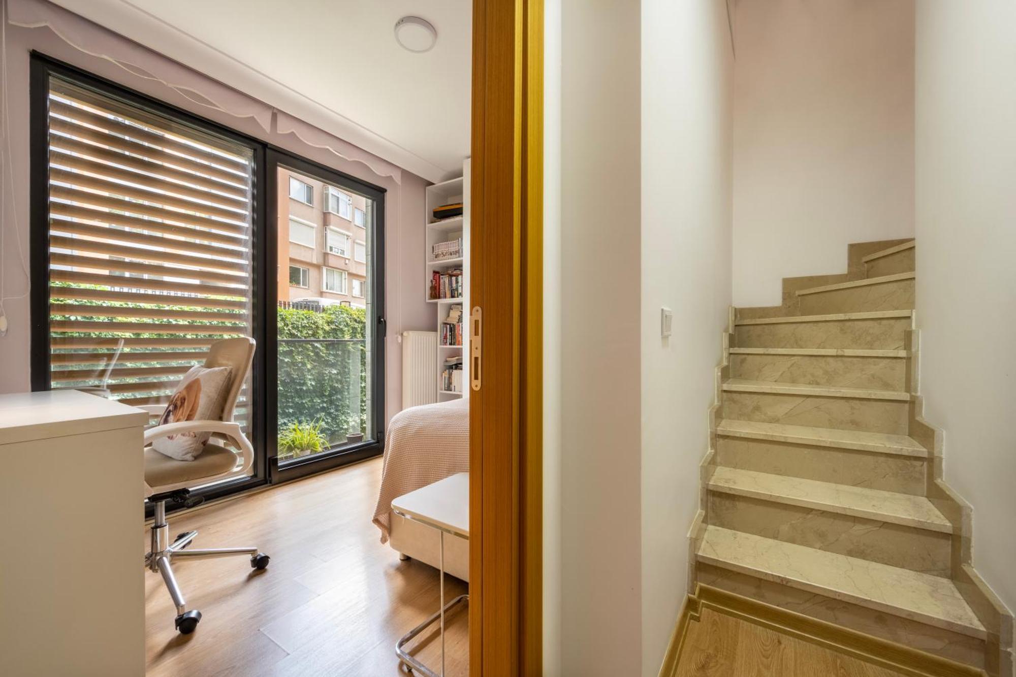 Modern Cozy Duplex In Great Location Center