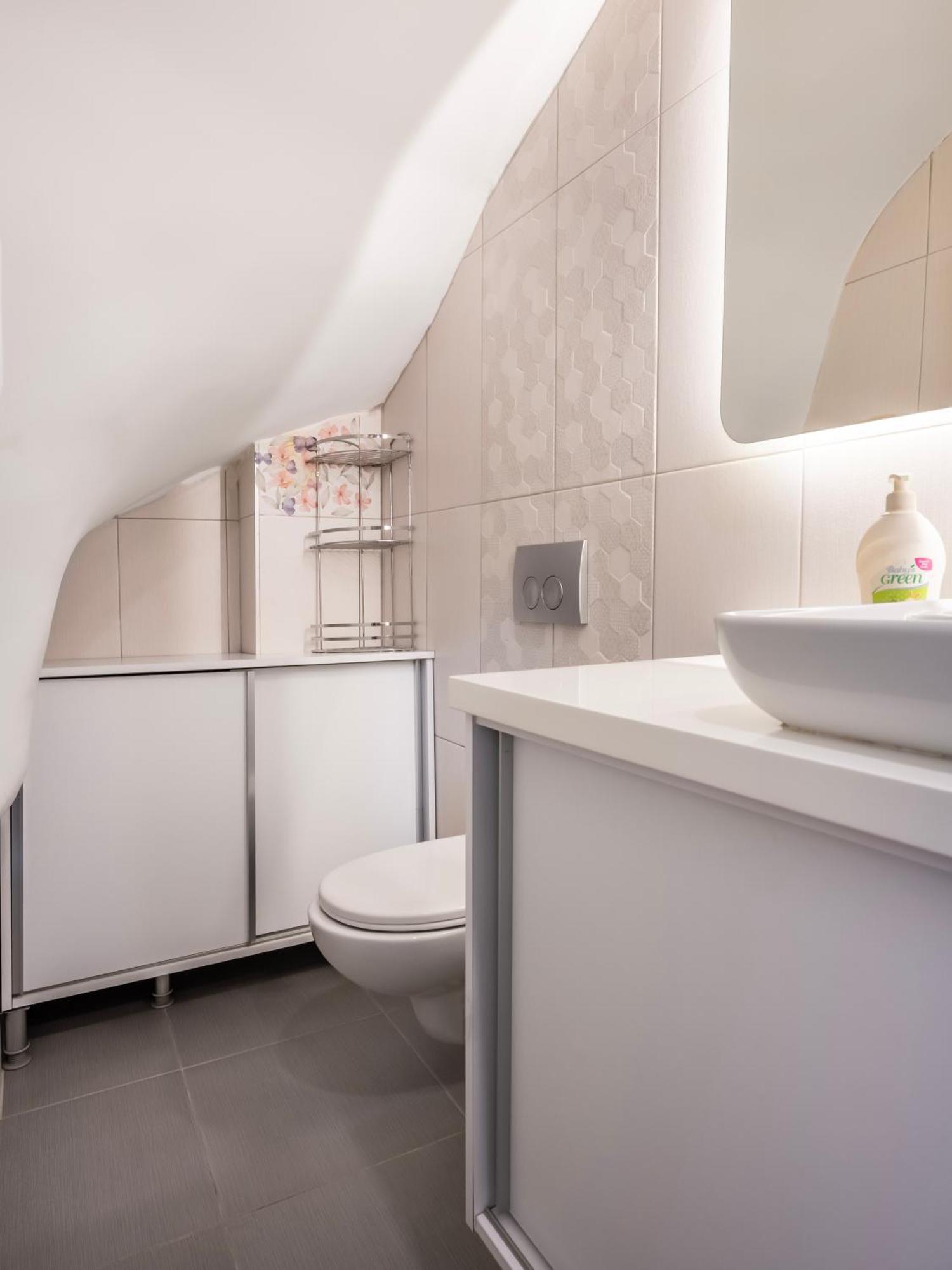 Modern Cozy Duplex In Great Location Center